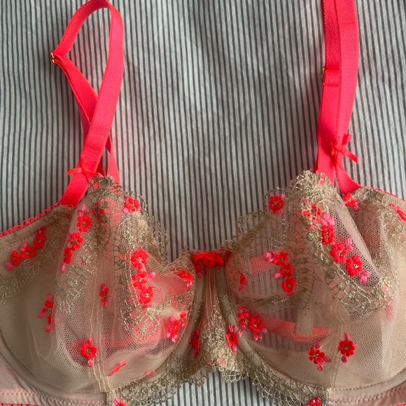 Victoria’s Secret Lace Bra BNWOT - Picture 2 of 4